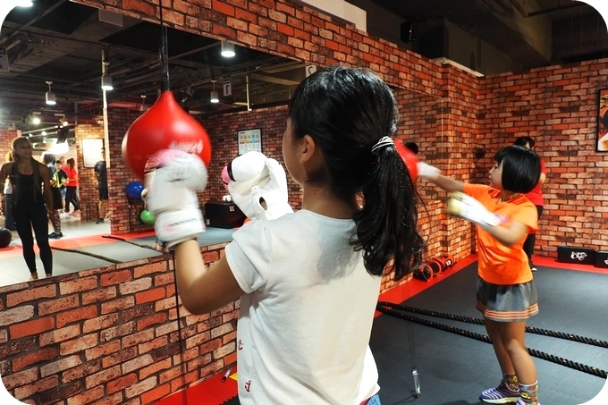 台中禮客遛小孩，逛 Outlet 吃龍蝦，玩全台最大貝兒絲樂園，順便練個 Kickboxing 消肚皮 @捲捲頭 ♡ 品味生活