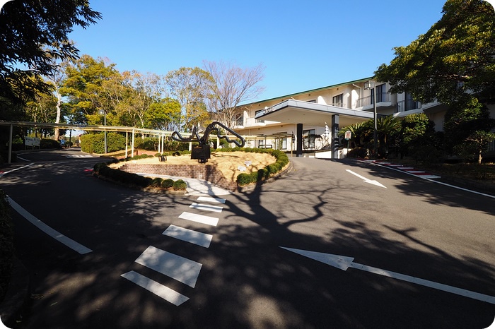 日本【鈴鹿賽道酒店】小小車迷注意! 頂級賽車房專屬賽車床，RECARO賽車椅，戶外還有室內游泳池X溫泉X保齡球館!!! @捲捲頭 ♡ 品味生活