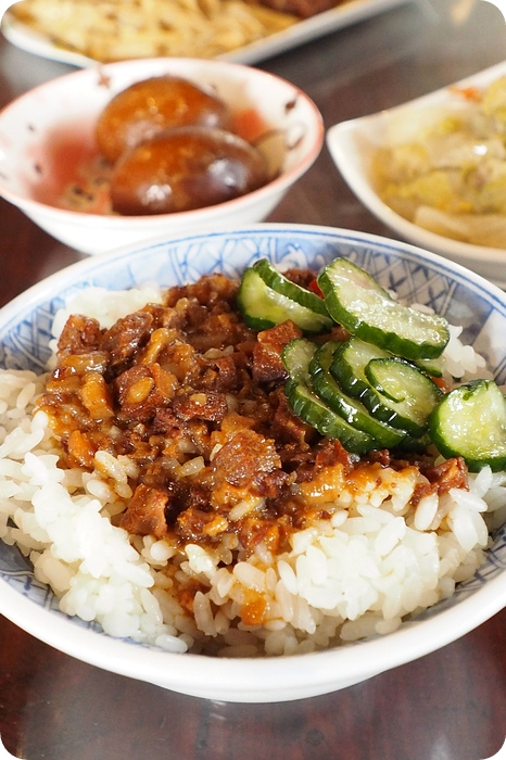 【三代媳婦魯肉飯】荷包蛋還可以選熟度的魯肉飯，還有爌肉飯、小菜也不錯～ @捲捲頭 ♡ 品味生活