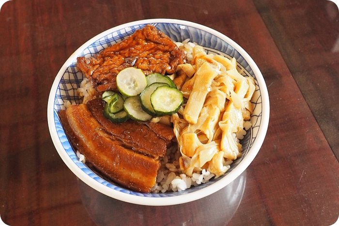 宜蘭三代媳婦魯肉飯，荷包蛋還可以選熟度的魯肉飯，還有爌肉飯、小菜也不錯～ @捲捲頭 ♡ 品味生活