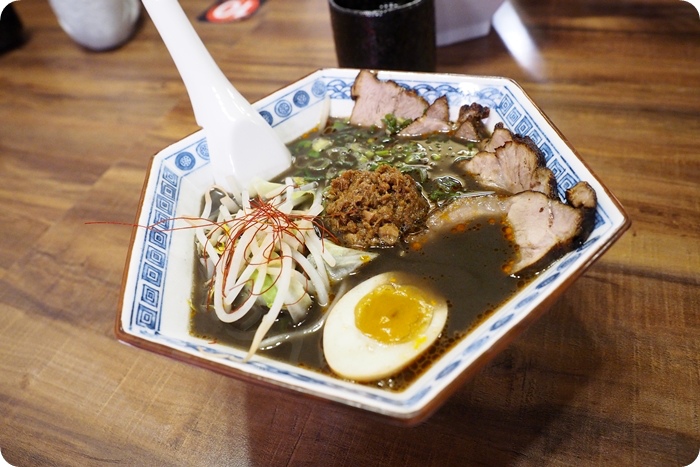 東京餃子辛担担麵，獨特黑白芝麻湯頭辛担麵，必點唐揚雞、羽根付煎餃！ @捲捲頭 ♡ 品味生活