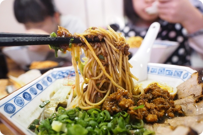 東京餃子辛担担麵，獨特黑白芝麻湯頭辛担麵，必點唐揚雞、羽根付煎餃！ @捲捲頭 ♡ 品味生活