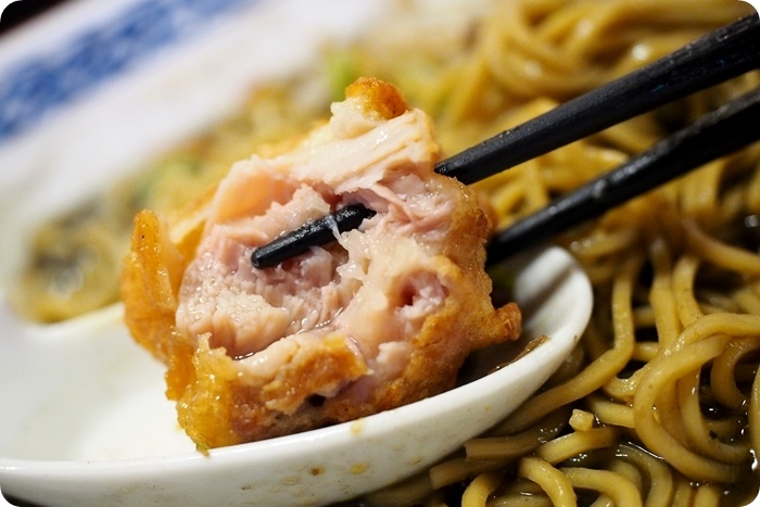 東京餃子辛担担麵，獨特黑白芝麻湯頭辛担麵，必點唐揚雞、羽根付煎餃！ @捲捲頭 ♡ 品味生活