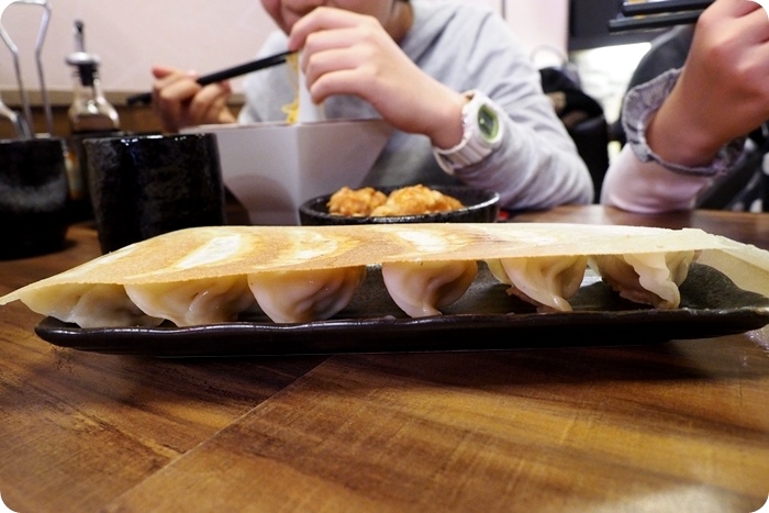 東京餃子辛担担麵，獨特黑白芝麻湯頭辛担麵，必點唐揚雞、羽根付煎餃！ @捲捲頭 ♡ 品味生活