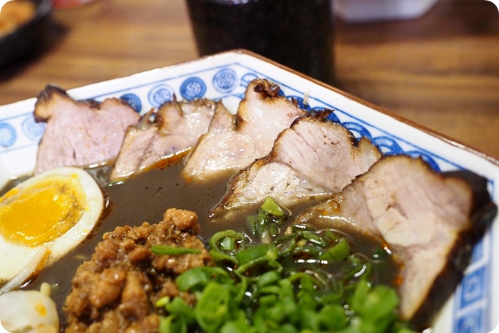 東京餃子辛担担麵，獨特黑白芝麻湯頭辛担麵，必點唐揚雞、羽根付煎餃！ @捲捲頭 ♡ 品味生活