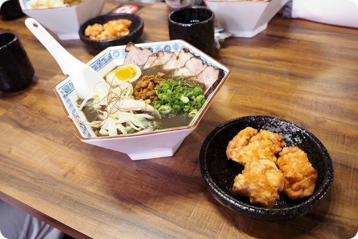 東京餃子辛担担麵，獨特黑白芝麻湯頭辛担麵，必點唐揚雞、羽根付煎餃！ @捲捲頭 ♡ 品味生活