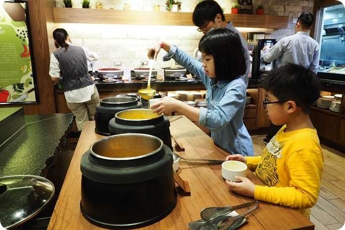 高雄捷絲旅高雄站前館，房間就是孩子的遊樂場，走路就到美麗島站及六合夜市，還有百道異國蔬食料理爆好吃～ @捲捲頭 ♡ 品味生活