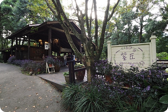 台中住宿》薰衣草森林香草House會館。文青風四人房，手作早餐、浪漫紫丘花園、獨享森林旋轉木馬，走進森林島嶼在深山中住一晚很可以～ @捲捲頭 ♡ 品味生活