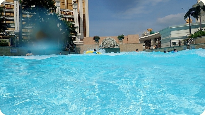 澳門景點【天浪淘園】慵懶飄飄河，空中激流透明水道讓你玩過癮，還有尖叫不已的人造海浪，一定要去的水上樂園！ @捲捲頭 ♡ 品味生活