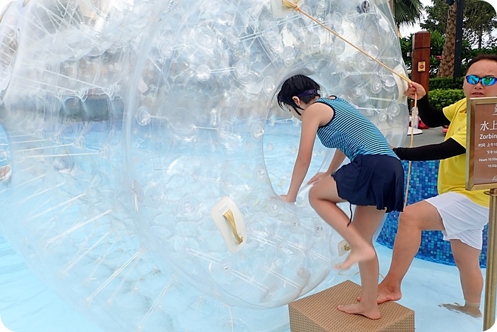 澳門景點【天浪淘園】慵懶飄飄河，空中激流透明水道讓你玩過癮，還有尖叫不已的人造海浪，一定要去的水上樂園！ @捲捲頭 ♡ 品味生活