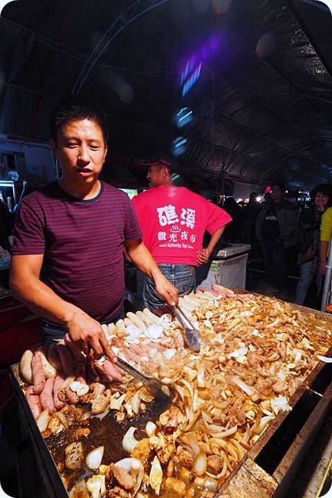 ▋礁溪觀光夜市▋泡溫泉、吃美食！600坪大佔地，烤玉米 、麻油雞、青蛙下蛋、石板烤肉、魷魚王通通好吃又好玩。每星期五、六、日，就在礁溪轉運站旁等你喔！ @捲捲頭 ♡ 品味生活