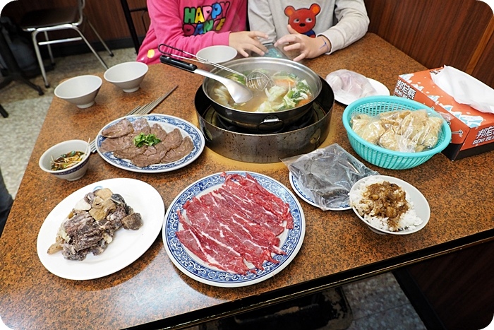 台南阿裕牛肉涮涮鍋，牛肉控最愛！人氣排隊美食店，鮮甜牛肉湯頭＋現宰溫體牛肉現涮超鮮嫩！ @捲捲頭 ♡ 品味生活