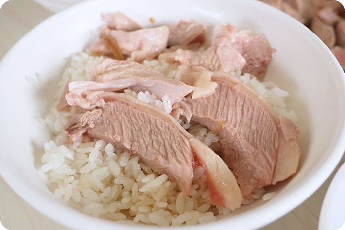 嘉義美食》阿里山火雞肉飯。小菜多樣，銅板價美食，超推雞肉片飯！在地人推薦火雞肉＋醬汁＋蛋組合在一起就是神！ @捲捲頭 ♡ 品味生活