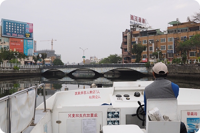 台南【安平運河遊船】從水上看府城，彎腰過橋超刺激！搭船穿越古今，台南水上、陸上都好玩。 @捲捲頭 ♡ 品味生活