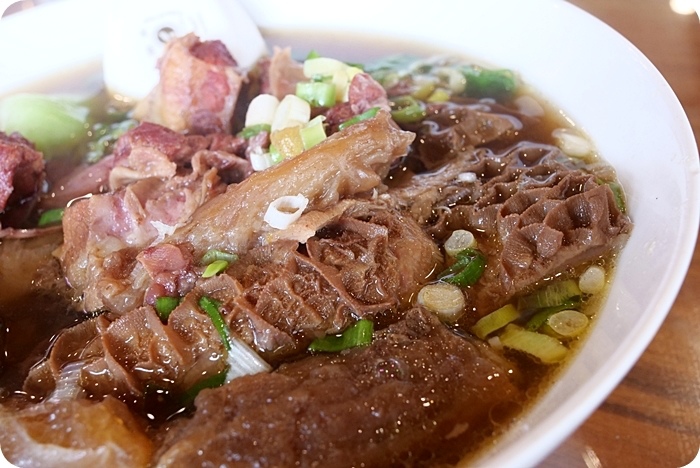 【宜蘭】桃花源牛肉麵，有低消的牛肉麵店，可順遊梅花湖、斑比山丘（菜單價錢） @捲捲頭 ♡ 品味生活