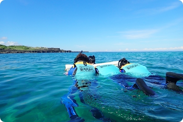 澎湖「黃金沒力號」海賊船，一起潛入海底漫步、餵熱帶魚、跟派大星拍照X海底郵筒寄明信片，還有超刺激的海上高空跳水！澎湖必玩特色體驗～ @捲捲頭 ♡ 品味生活