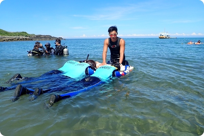 澎湖「黃金沒力號」海賊船，一起潛入海底漫步、餵熱帶魚、跟派大星拍照X海底郵筒寄明信片，還有超刺激的海上高空跳水！澎湖必玩特色體驗～ @捲捲頭 ♡ 品味生活