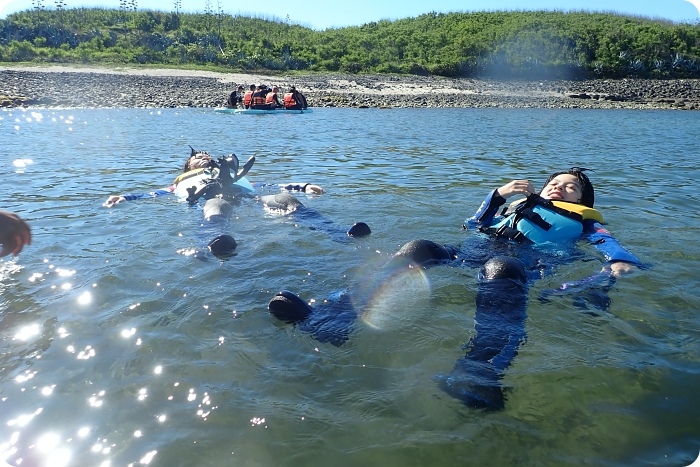 澎湖「黃金沒力號」海賊船，一起潛入海底漫步、餵熱帶魚、跟派大星拍照X海底郵筒寄明信片，還有超刺激的海上高空跳水！澎湖必玩特色體驗～ @捲捲頭 ♡ 品味生活