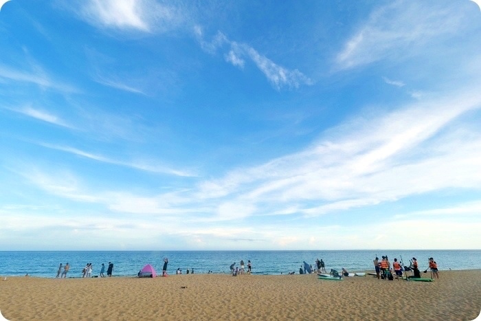 澎湖住宿》澎湖沙灘城堡觀海別墅。山水沙灘海景第一排，親海，踏浪、玩沙。緩慢入住舒適的Villa樓中樓家庭房，還有遊戲室、忘憂亭、洗衣間，參加套裝行程也很棒！ @捲捲頭 ♡ 品味生活