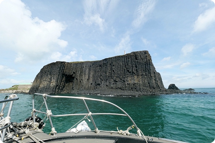 澎湖龍蝦島，搭頂級東海黑曼巴私人豪華遊艇行程。澎澎灘透明獨木舟、看小富士山、賞海鷗、抓龍蝦、無人島探險、吃現烤野生石蚵～ @捲捲頭 ♡ 品味生活