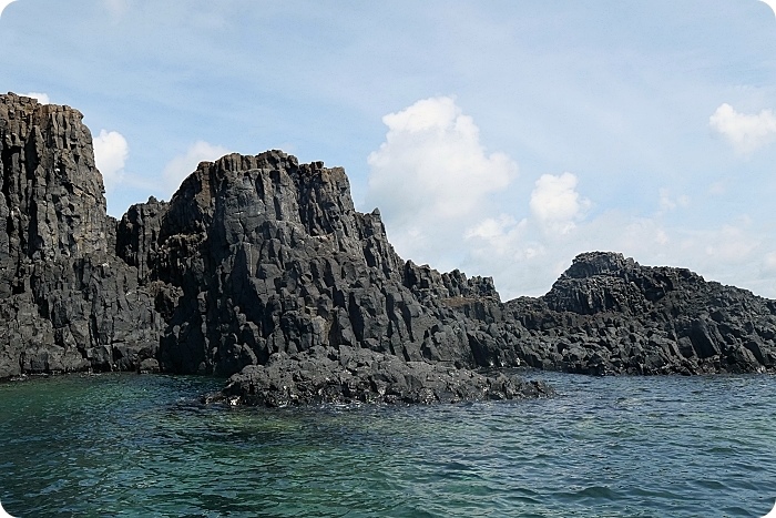 澎湖龍蝦島，搭頂級東海黑曼巴私人豪華遊艇行程。澎澎灘透明獨木舟、看小富士山、賞海鷗、抓龍蝦、無人島探險、吃現烤野生石蚵～ @捲捲頭 ♡ 品味生活