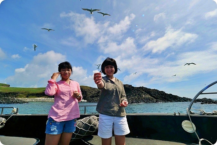 澎湖龍蝦島，搭頂級東海黑曼巴私人豪華遊艇行程。澎澎灘透明獨木舟、看小富士山、賞海鷗、抓龍蝦、無人島探險、吃現烤野生石蚵～ @捲捲頭 ♡ 品味生活