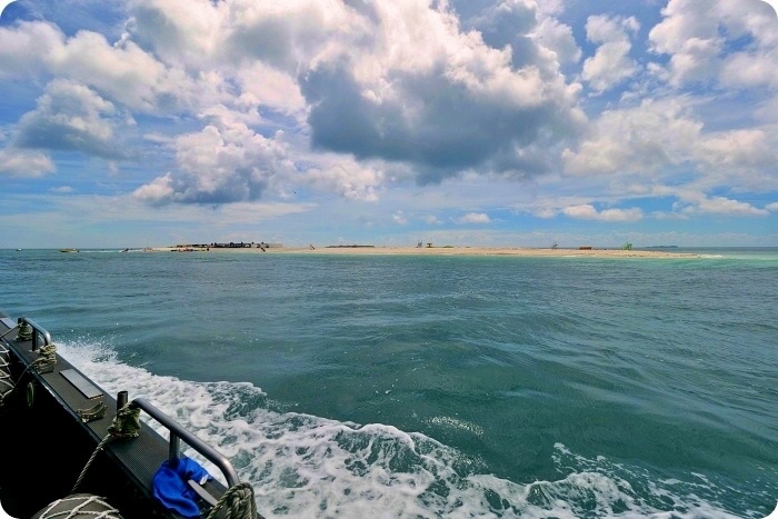 澎湖龍蝦島，搭頂級東海黑曼巴私人豪華遊艇行程。澎澎灘透明獨木舟、看小富士山、賞海鷗、抓龍蝦、無人島探險、吃現烤野生石蚵～ @捲捲頭 ♡ 品味生活