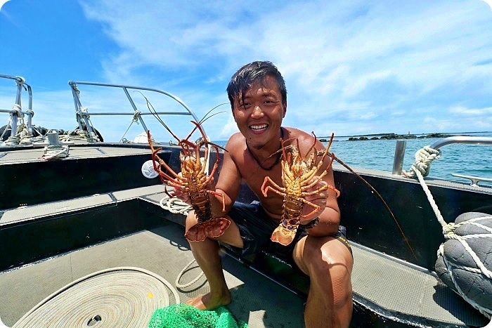 澎湖龍蝦島，搭頂級東海黑曼巴私人豪華遊艇行程。澎澎灘透明獨木舟、看小富士山、賞海鷗、抓龍蝦、無人島探險、吃現烤野生石蚵～ @捲捲頭 ♡ 品味生活