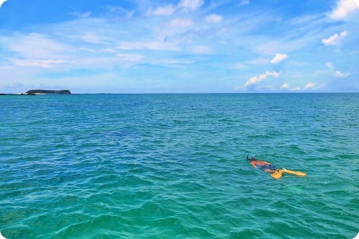 澎湖龍蝦島，搭頂級東海黑曼巴私人豪華遊艇行程。澎澎灘透明獨木舟、看小富士山、賞海鷗、抓龍蝦、無人島探險、吃現烤野生石蚵～ @捲捲頭 ♡ 品味生活