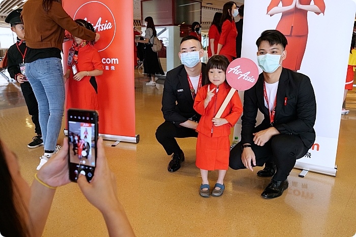 AirAsia 小小航空體驗班⎪裝扮成小小空服員、小小地勤嗨翻桃園機場，check-in行李、登機廣播，還能近距離看飛機起飛！ @捲捲頭 ♡ 品味生活