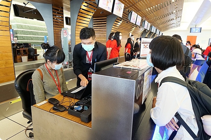 AirAsia 小小航空體驗班⎪裝扮成小小空服員、小小地勤嗨翻桃園機場，check-in行李、登機廣播，還能近距離看飛機起飛！ @捲捲頭 ♡ 品味生活